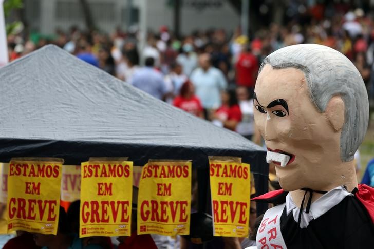 © Reuters. Protesto contra o presidente Michel Temer durante a greve geral, em Fortaleza