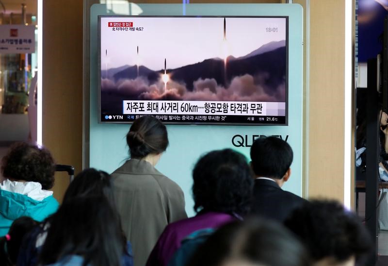 © Reuters. كوريا الشمالية تجري تجربة على إطلاق صاروخ باليستي في تحد لضغوط عالمية