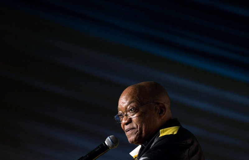 © Reuters. President Jacob Zuma addresses crowds gathered to celebrate his 75th birthday in Kliptown