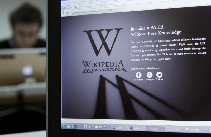 © Reuters. FILE PHOTO: A reporter's laptop shows the Wikipedia blacked out opening page in Brussels