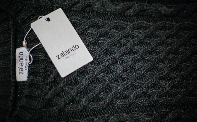 © Reuters. FILE PHOTO: A Zalando label lies on an item of clothing in a showroom of the fashion retailer Zalando in Berlin