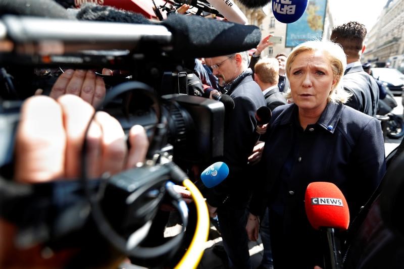 © Reuters. Le Pen encuentra un filón entre los pobres