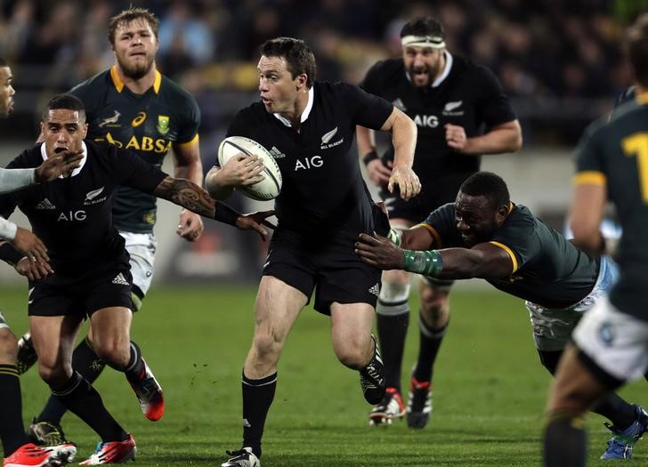 © Reuters. South Africa's Springboks Mtawarira tackles New Zealand's All Blacks Ben Smith during their Rugby Championship match at Westpac Stadium in Wellington