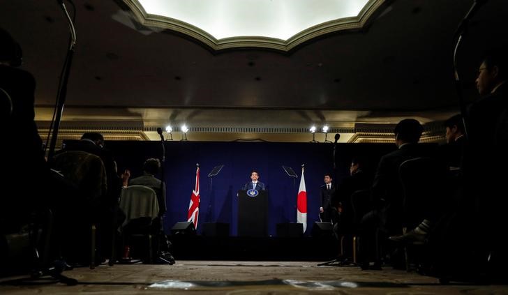 © Reuters. El Primer Ministro japonés califica de grave amenaza el lanzamiento de misiles de Corea del Norte