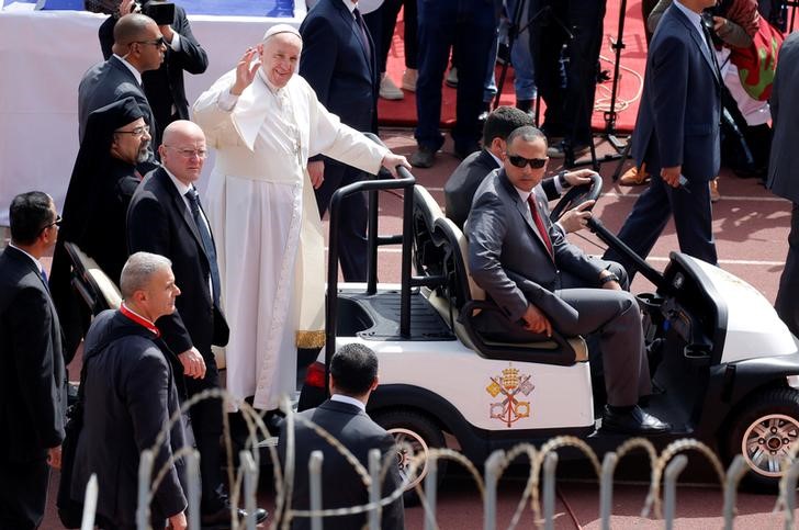 © Reuters. El Papa llama a la unidad contra el fanatismo religioso en una misa en El Cairo