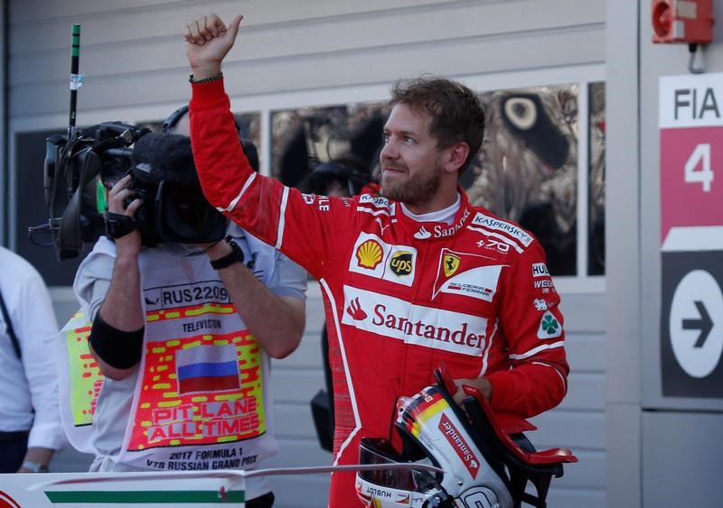 © Reuters. Vettel da a Ferrari la pole en el Gran Premio de Rusia