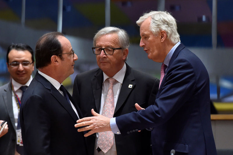 © Reuters. EU Chief Negotiator for Brexit Barnier chats with EC President Juncker and France's President Hollande during a EU summit in Brussels