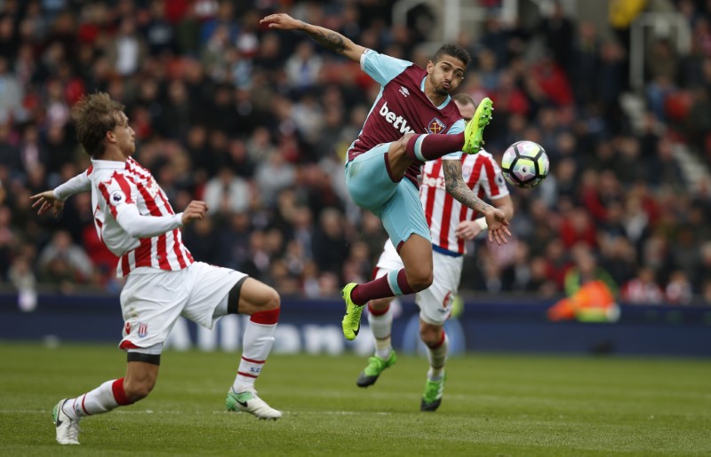 © Reuters. West Ham United's Manuel Lanzini in action with Stoke City's Marc Muniesa