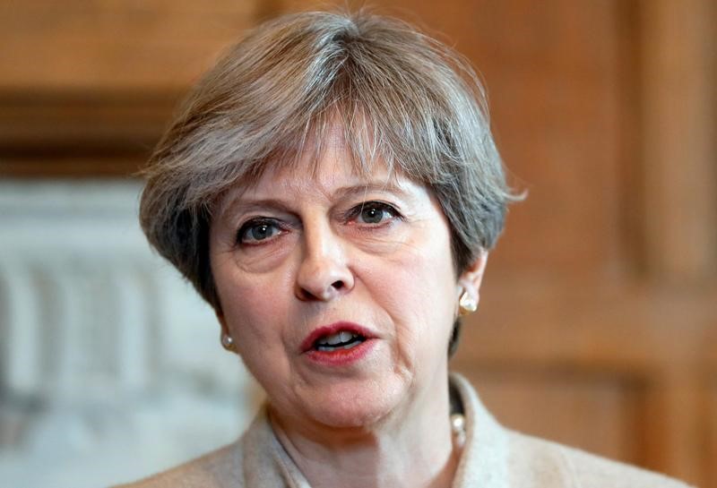 © Reuters. استطلاع: فارق تقدم المحافظين في بريطانيا بزعامة ماي يتراجع إلى 17 نقطة