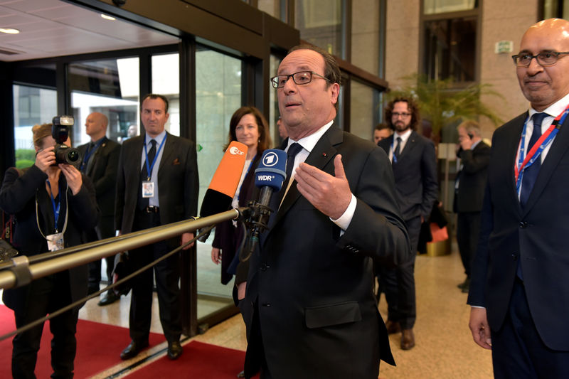 © Reuters. France's President Francois Hollande leaves an EU summit in Brussels