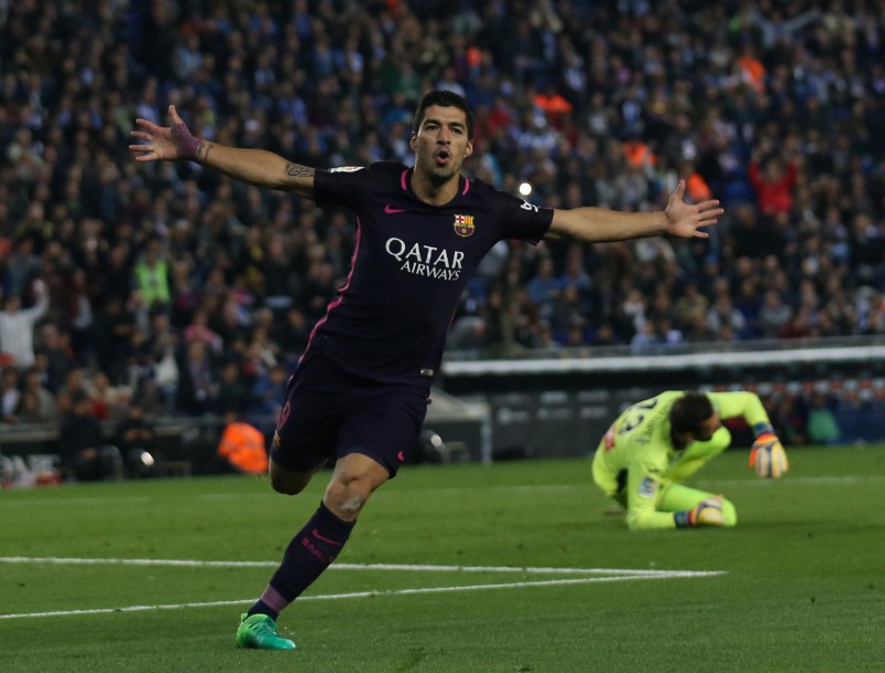 © Reuters. El uruguayo Luis Suárez del Barcelona celebra luego de anotar un gol ante el Espanyol