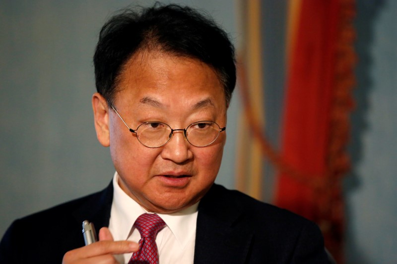 © Reuters. South Korean Finance Minister Yoo Il-ho speaks during an interview in Manhattan, New York
