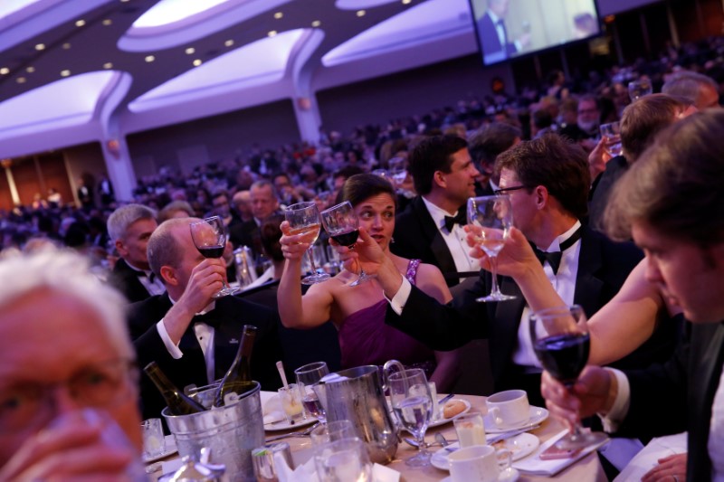 © Reuters. White House Correspondents' Association dinner attendees raise a glass to the First Amendment to the U.S. Constitution in Washington