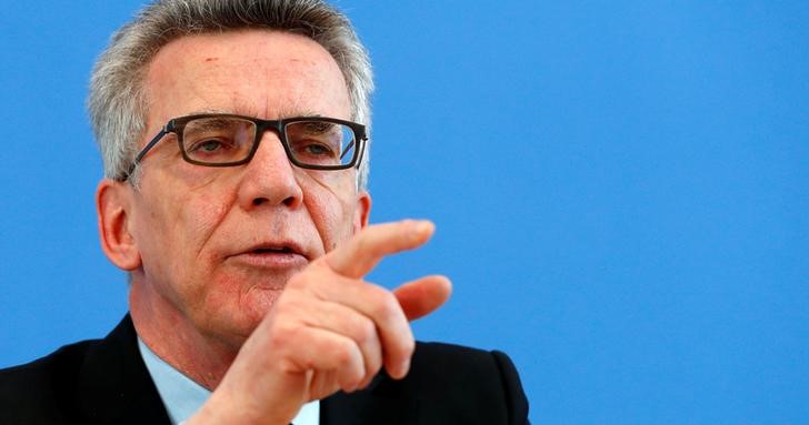 © Reuters. German Interior Minister Thomas de Maiziere presents the German crime statistics for 2016 during a news conference in Berlin
