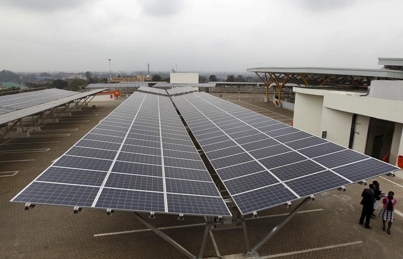 © Reuters. ¿Puede el 'crowdfunding' aumentar la energía solar para los pobres en África?
