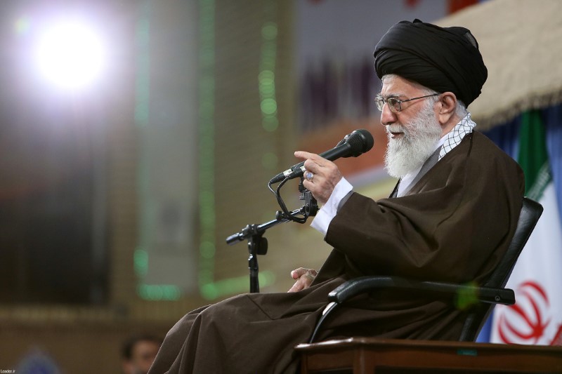 © Reuters. خامنئي ينتقد سياسة روحاني في الوفاق قبل الانتخابات