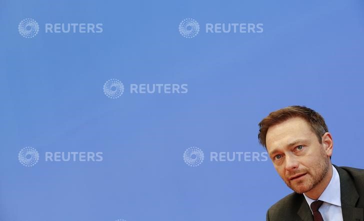 © Reuters. FDP chairman Lindner addresses the media in Berlin