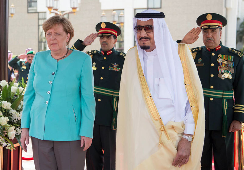 © Reuters. Saudi Arabia's King Salman bin Abdulaziz Al Saud stands next to German Chancellor Angela Merkel during a reception ceremony in Jeddah