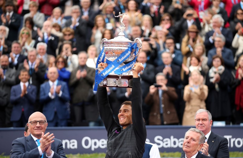 © Reuters. Rafael Nadal eleva el trofeo de campeón del Abierto de Barcelona