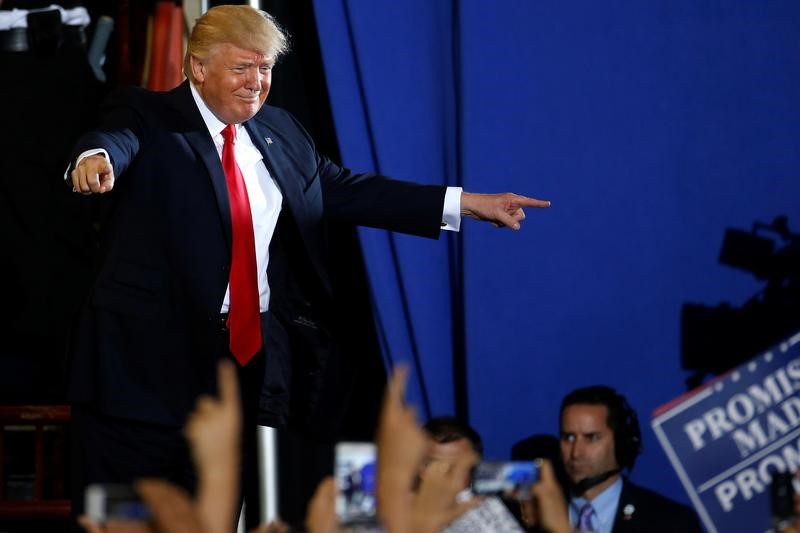 © Reuters. U.S. President Donald Trump appears on stage at a rally in Harrisburg