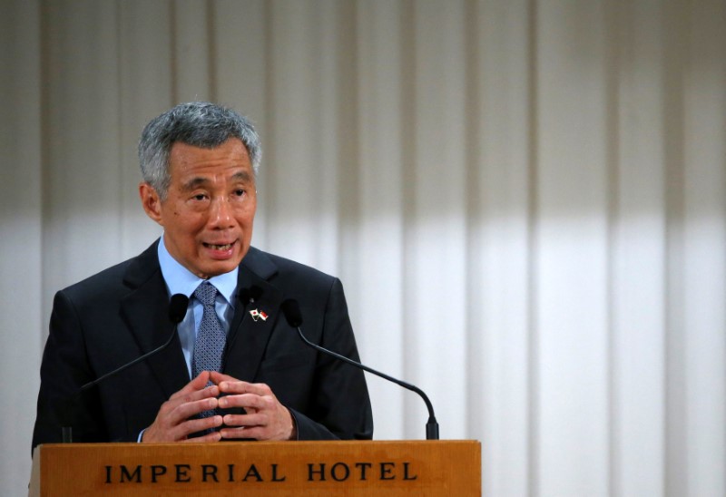 © Reuters. Singapore's Prime Minister Lee Hsien Loong speaks at the International Conference on The Future of Asia in Tokyo