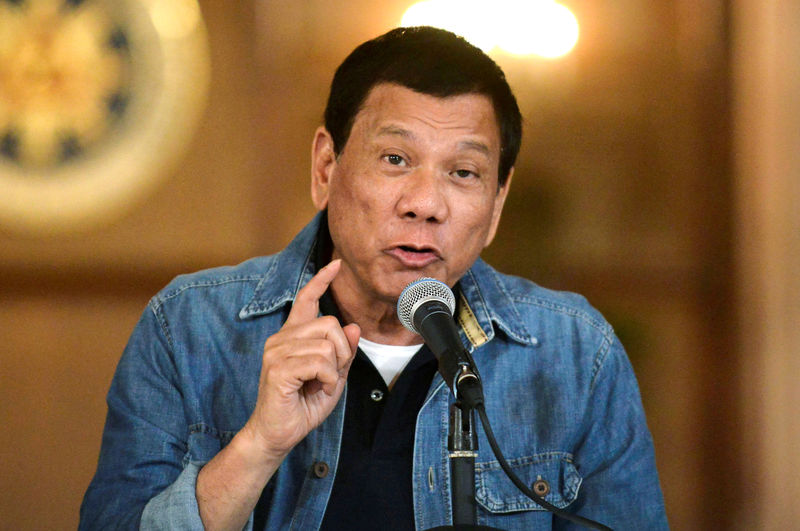 © Reuters. FILE PHOTO: Philippine President Rodrigo Duterte announces the disbandment of police operations against illegal drugs at the Malacanang palace in Manila