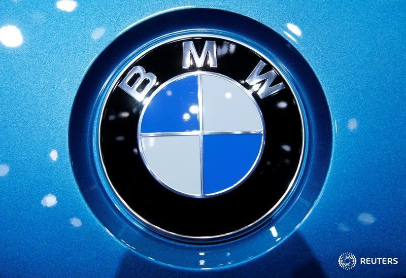 © Reuters. A BMW logo is seen on a car during the 87th International Motor Show at Palexpo in Geneva