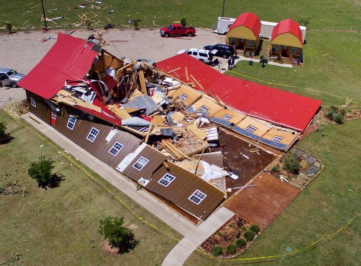 © Reuters. Tornados y tormentas dejan 11 muertos en el sur de EEUU