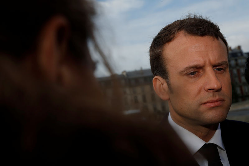 © Reuters. Los franceses dudan de que Macron o Le Pen tengan respuestas para los problemas del país