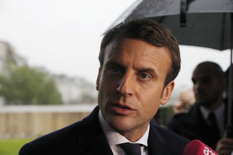 © Reuters. Emmanuel Macron, head of the political movement En Marche !, or Onwards !, and candidate for the 2017 presidential election, speaks during a visit to the the Memorial des Martyrs de la Deportation (Deportation Memorial), in Paris