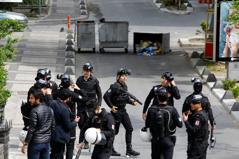 © Reuters. Policía turca lanza gas contra manifestación del 1 de mayo en Estambul