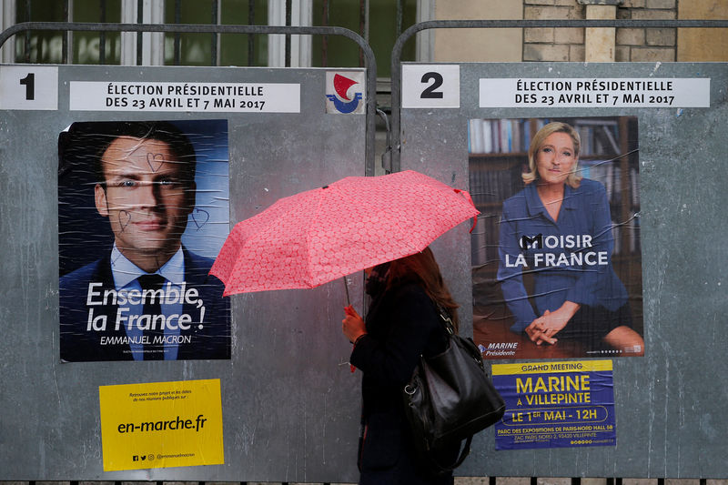 © Reuters. Macron y Le Pen intercambian ataques en ceremonias por Día del Trabajador
