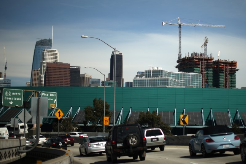 © Reuters. Construction cranes are seen in downtown Los Angeles