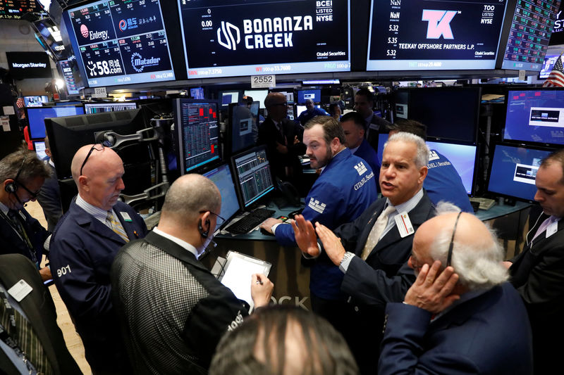 © Reuters. Traders work on the floor of the New York Stock Exchange (NYSE) in New York