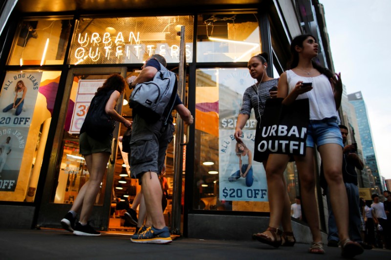 © Reuters. Customers visit Urban Outfitters store in Manhattan, New York