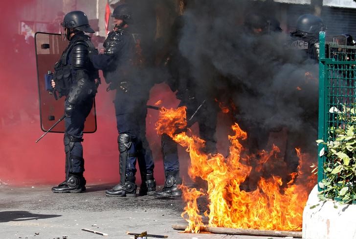 © Reuters. إصابة أفراد من شرطة باريس أثناء اشتباكات مع محتجين في عيد العمال