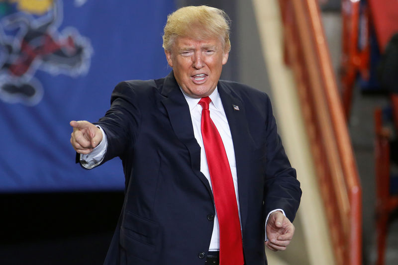 © Reuters. U.S. President Donald Trump appears on stage at a rally in Harrisburg