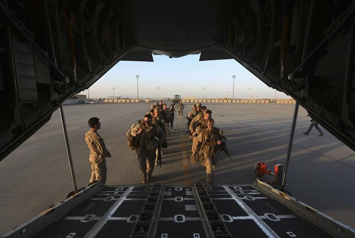 © Reuters. U.S. Marines prepare to board a plane at the end of operations for U.S. Marines and British combat troops in Helmand