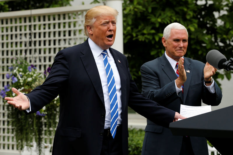 © Reuters. Trump, flanked by Pence, takes the stage to deliver remarks to members of the Independent Community Bankers Association at the White House in Washington