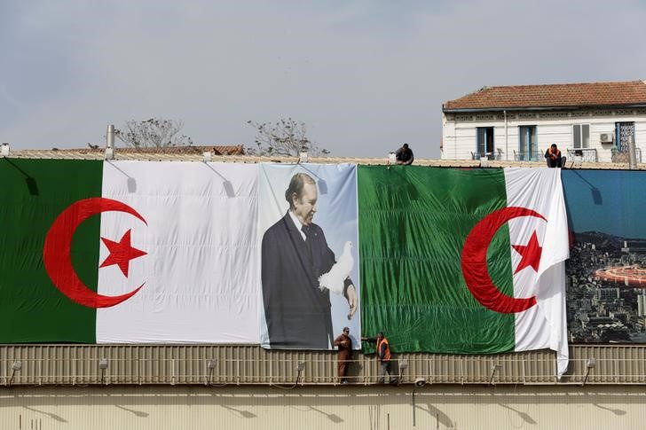 © Reuters. الجزائريون ينتخبون برلمانا جديدا وسط عزوف الناخبين وغياب الرئيس
