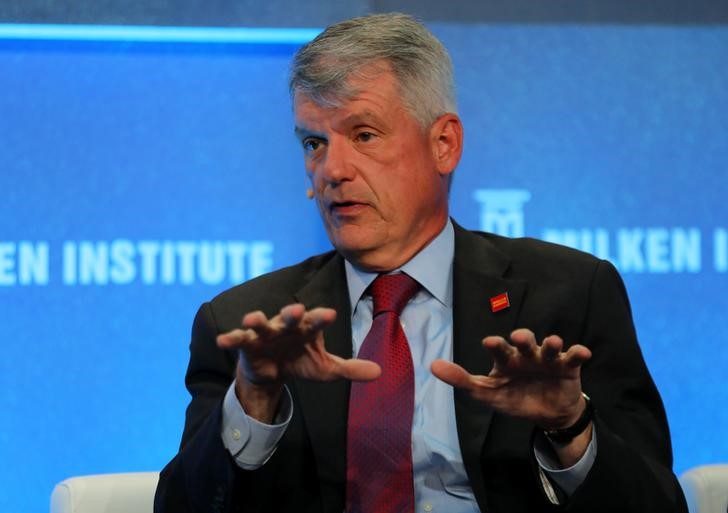 © Reuters. Tim Sloan, CEO and President of Wells Fargo & Co., speaks during the Milken Institute Global Conference in Beverly Hills