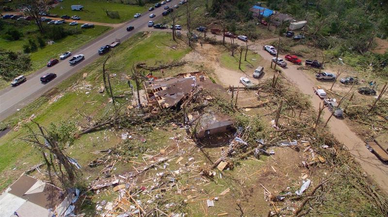 © Reuters. عاصفة قوية أودت بحياة 16 شخصا تهدد شرق الولايات المتحدة