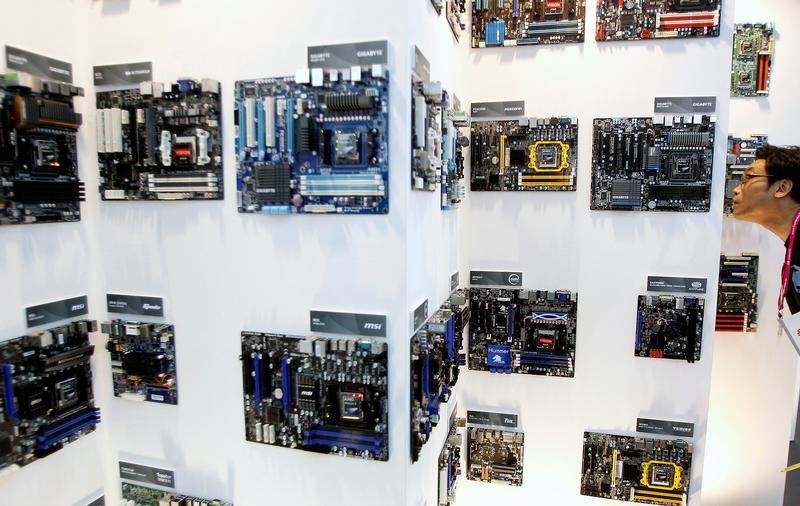 © Reuters. A man looks at motherboards displayed at the AMD booth during the Computex 2011 computer fair at the TWTC Nangang exhibition hall in Taipei