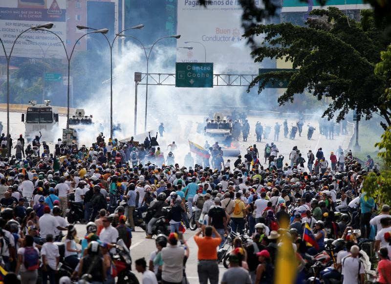 © Reuters. رئيس فنزويلا يدعو إلى انتخابات لاختيار جمعية "تأسيسية" جديدة