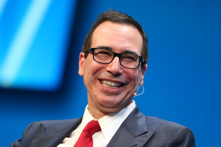 © Reuters. Steven Mnuchin, U.S. Treasury Secretary, laughs during the Milken Institute Global Conference in Beverly Hills