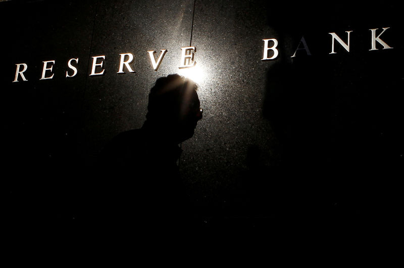 © Reuters. FILE PHOTO: A pedestrian walks past the Reserve Bank of Australia building in central Sydney