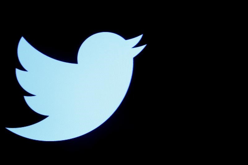 © Reuters. File photo of the Twitter logo displayed on a screen on the floor of the NYSE
