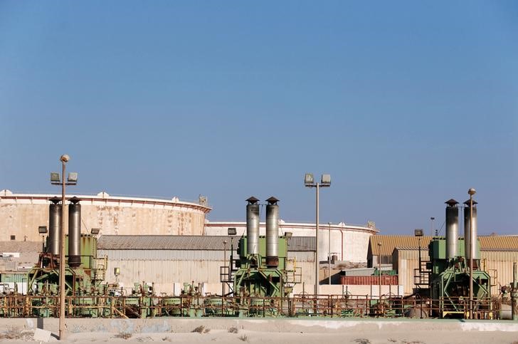 © Reuters. Нефтяной терминал в порту Зуетина в Ливии
