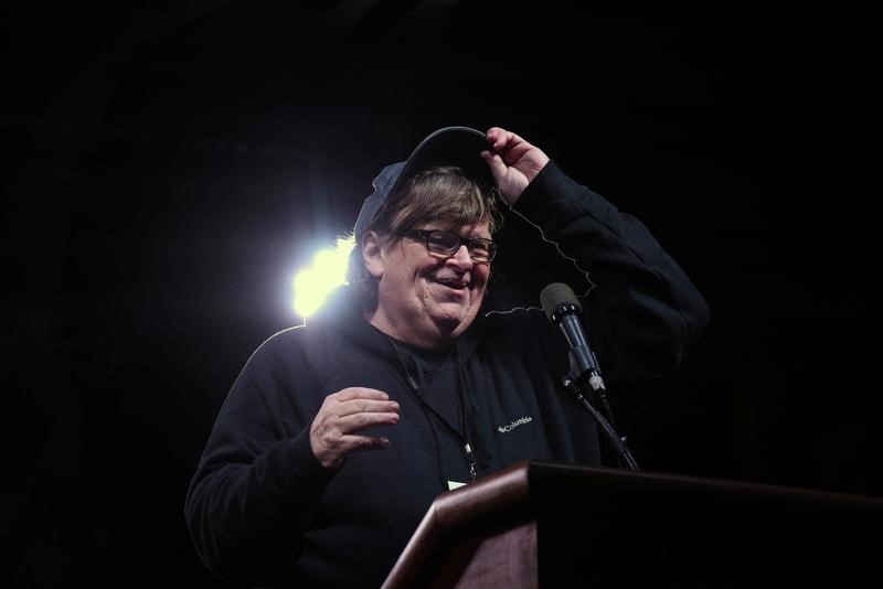 © Reuters. El cineasta Michael Moore lleva su sátira política a Broadway