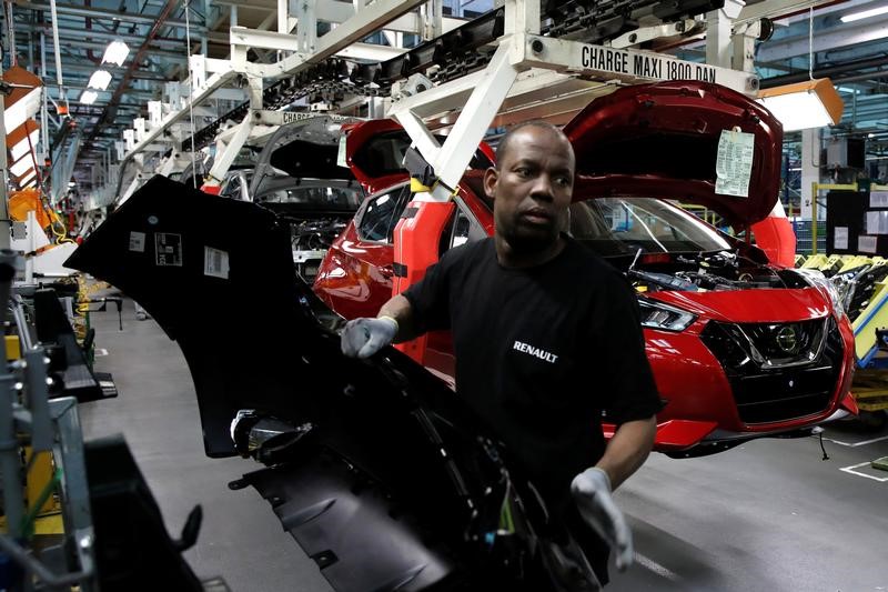 © Reuters. EN FRANCE, LE SECTEUR MANUFACTURIER CONTINUE SA CROISSANCE